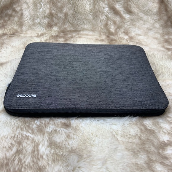 Incase 15” iPad Sleeve - Picture 4 of 6